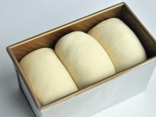 9、口袋三明治,放入烤箱进行第二次发酵,38度发酵至8-9成模。