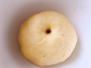 3、西班牙香肠披萨（快手版）,发酵至两倍大小左右，不凹陷不回缩。