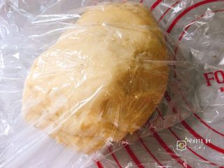 4、西班牙香肠披萨（快手版）,取出面团排气，盖上保鲜膜松弛一刻钟。