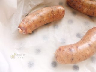 6、西班牙香肠披萨（快手版）,香肠放入蒸锅大火蒸8分钟左右。