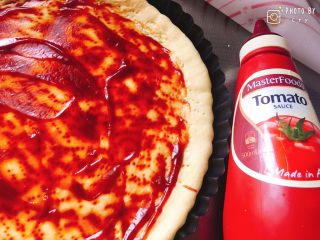 7、西班牙香肠披萨（快手版）,披萨皮烤好了，涂抹上一层番茄酱。