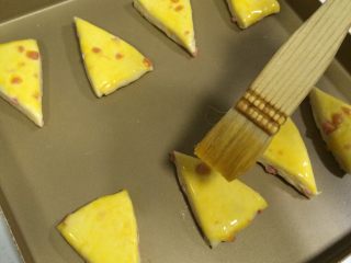11、芝士香肠司康,摆入烤盘，刷上蛋黄液或全蛋液均可。入预热好的烤箱中层，上下火170度约20分钟。
