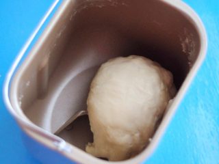 3、鸡肉杂蔬土司盒,将内胆放入面包机中，选择和面程序。面团成型后，加入软化的黄油，揉成光滑的面团。