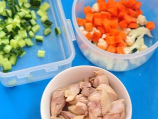 8、鸡肉杂蔬土司盒,准备好配料，黄瓜、胡萝卜切丁，花菜掰碎，用盐开水焯至半熟。鸡腿肉冷水下锅，加入葱、姜、蒜、八角、盐煮熟，切成小块。