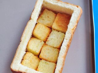 11、鸡肉杂蔬土司盒,黄油融化后，加入蒜蓉和少许盐拌匀。将土司瓤切成四方块，表面裹满蒜蓉酱，放入烤盘中，170度烘烤15分钟至表面金黄。然后再填入土司盒内部。