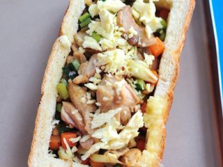 12、鸡肉杂蔬土司盒,将蔬菜与鸡肉倒入土司盒中，表面撒少许马苏里拉奶酪。