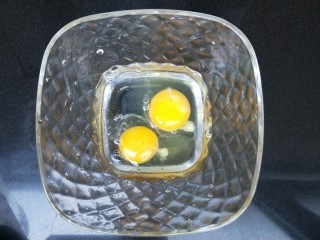 2、菠菜鸡蛋糕,鸡蛋打入碗中,加50ml水。