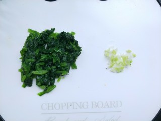 6、菠菜鸡蛋糕,捞出攥干水分,切碎,如果小宝宝吃,可以切的更碎一些。再切一点点葱花。