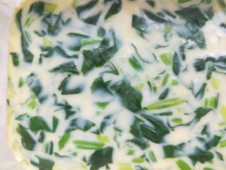 10、菠菜鸡蛋糕,取出后撕掉保鲜膜,因为过滤了泡沫,所以蒸出来比较平整。