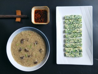 15、菠菜鸡蛋糕,配上熬好的海参小米粥做早餐。