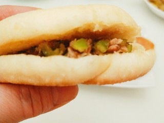 2、腊汁肉夹馍,小孩子都吃两个。