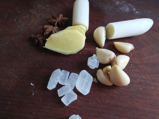 8、腊汁肉夹馍,准备葱姜蒜，八角，冰糖。