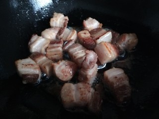 11、腊汁肉夹馍,炒糖色要中火慢炒。