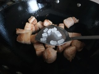 10、腊汁肉夹馍,加入冰糖炒糖色。