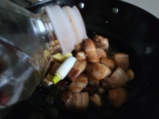 13、腊汁肉夹馍,倒入料酒，老抽，生抽，。