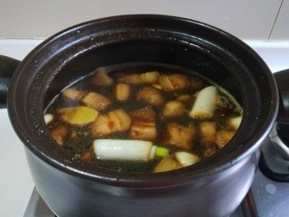 14、腊汁肉夹馍,倒入砂锅加入开水炖一个半小时即可。