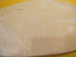 15、腊汁肉夹馍,面团发好擀成皮。