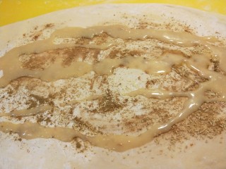 17、腊汁肉夹馍,倒入油酥沫均匀卷起来做成剂子。