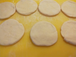 18、腊汁肉夹馍,在压扁擀圆。