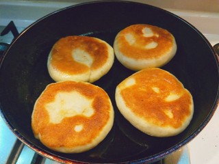 20、腊汁肉夹馍,煎制两面金黄即可。