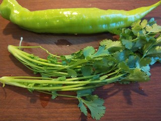 21、腊汁肉夹馍,准备好香菜尖椒。