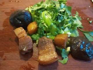 22、腊汁肉夹馍,五花肉，香菇。