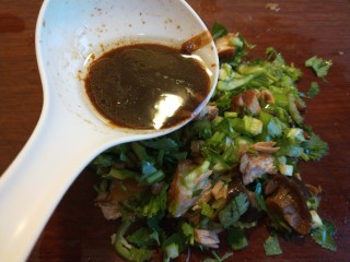 23、腊汁肉夹馍,全部剁碎浇上腊汁。