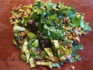 24、腊汁肉夹馍,在此剁均匀。