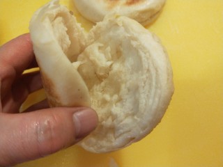 26、腊汁肉夹馍,打开饼披可以夹肉了。