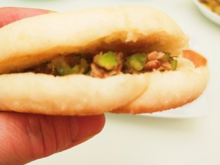 27、腊汁肉夹馍,在把剁好的肉夹在饼中。