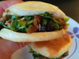 28、腊汁肉夹馍,我吃的夹菜多。