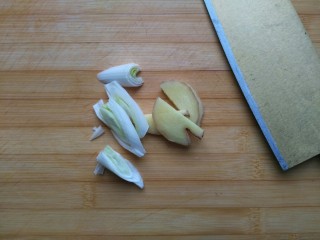 2、奶香鸡柳（烤箱版）,葱、姜切片