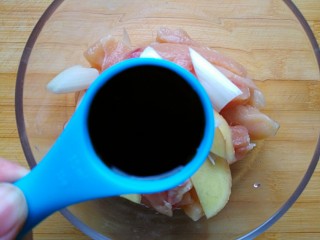 5、奶香鸡柳（烤箱版）,加两勺料酒、一勺生抽