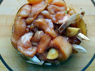 9、奶香鸡柳（烤箱版）,搅拌均匀，腌制40分钟左右