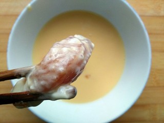 11、奶香鸡柳（烤箱版）,沾满蛋液