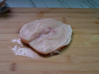 1、爆浆鸡排,鸡排洗净对半切开，不要完全切段