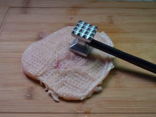 2、爆浆鸡排,铺平，用锤子锤松