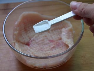 3、爆浆鸡排,加适量盐