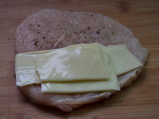 6、爆浆鸡排,芝士片对半切，放在鸡胸肉上