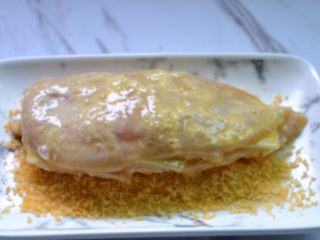 10、爆浆鸡排,最后裹一层面包糠