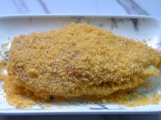 11、爆浆鸡排,正反裹匀。