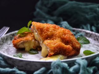 13、爆浆鸡排,切开，爆浆炸裂～