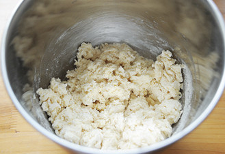 1、时下超级火爆的萌哒哒面包【面包超人挤挤面包】,搅拌桶内依次加入酸奶、牛奶、鸡蛋、高筋面粉、糖、盐、酵母，用筷子搅成棉絮状；