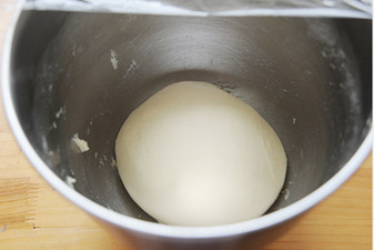 2、时下超级火爆的萌哒哒面包【面包超人挤挤面包】,手揉、厨师机揉或面包机揉到面团能拉出厚膜，加入黄油继续揉至面团能拉出薄薄的膜，且戳洞后洞边缘光滑；