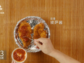 14、两分钟自制鸡排披萨,香酥又可口简单易上手, 撒上适量披萨酱