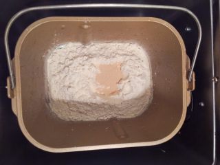 1、牛角汉堡,将除黄油以外的所有面包材料放入面包机内