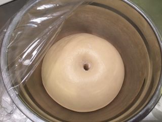 5、牛角汉堡,手沾面粉插入面团,不塌陷不回缩即发酵完成