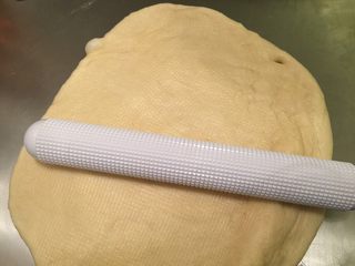 6、牛角汉堡,托出面团,用排气擀面杖排气