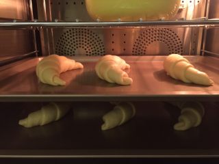 11、牛角汉堡,烤箱启动发酵功能,设置38度,50-60分钟