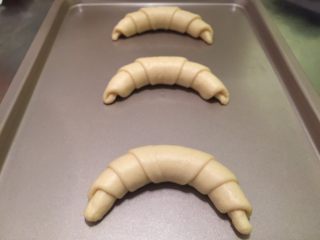 10、牛角汉堡,依个放入烤盘内